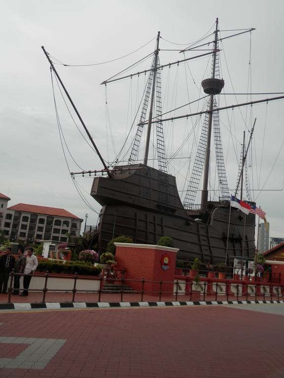 Travellers Planet Hotel & Guesthouse Malacca Exteriör bild