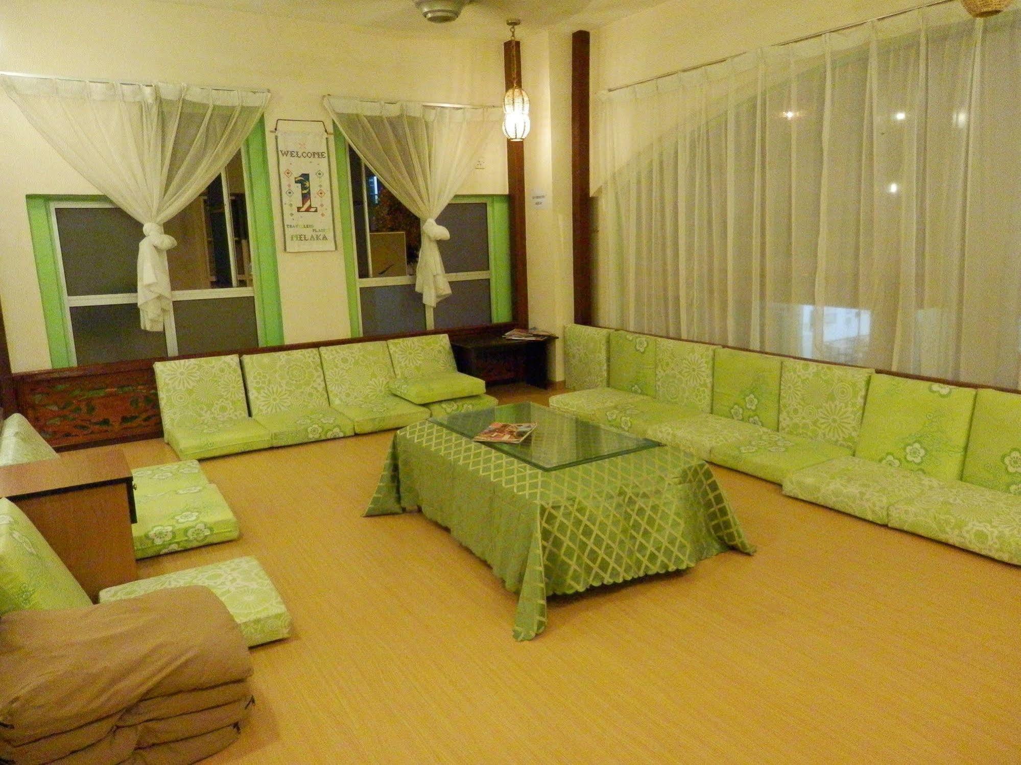 Travellers Planet Hotel & Guesthouse Malacca Exteriör bild